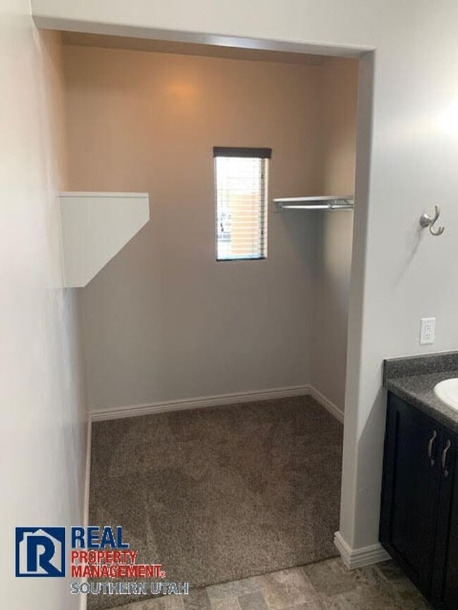Building Photo - 4 Bedroom townhome