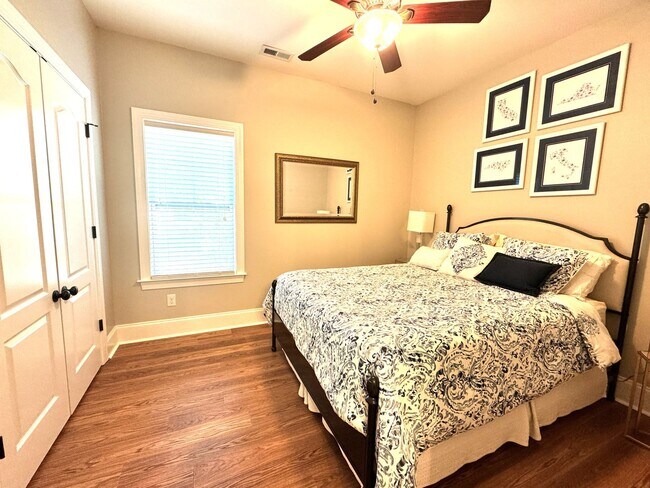 Building Photo - Stunning Home with an Upstairs Apartment or In-law Suite