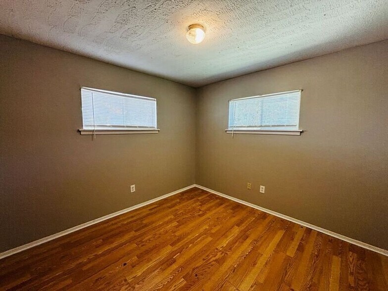 Building Photo - 130 E Woodcrest Dr