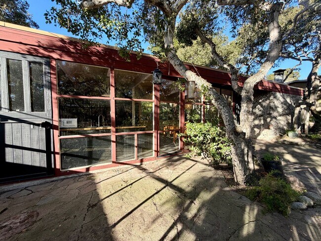 Building Photo - Unique 2 bedroom 2 bath home in Pacific Grove!