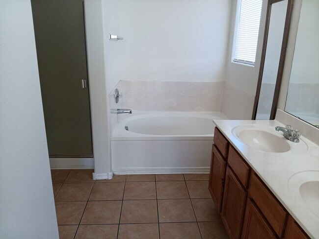 Building Photo - 3 Bedroom, 2 Bathroom Home! Available Soon!!