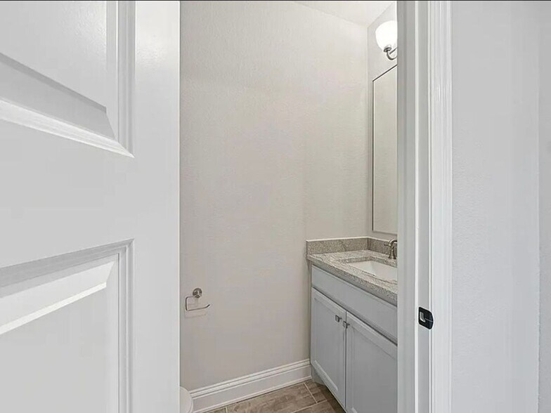 Building Photo - 9525 Thorncrown Ln