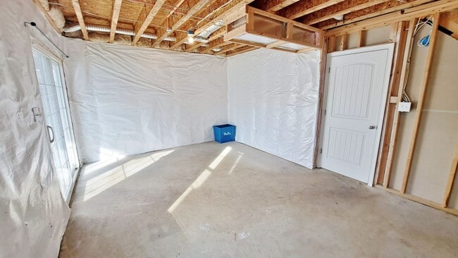 Building Photo - 3 Bed / 2-1/2 Bath Single Family Townhome w/1-Car Garage