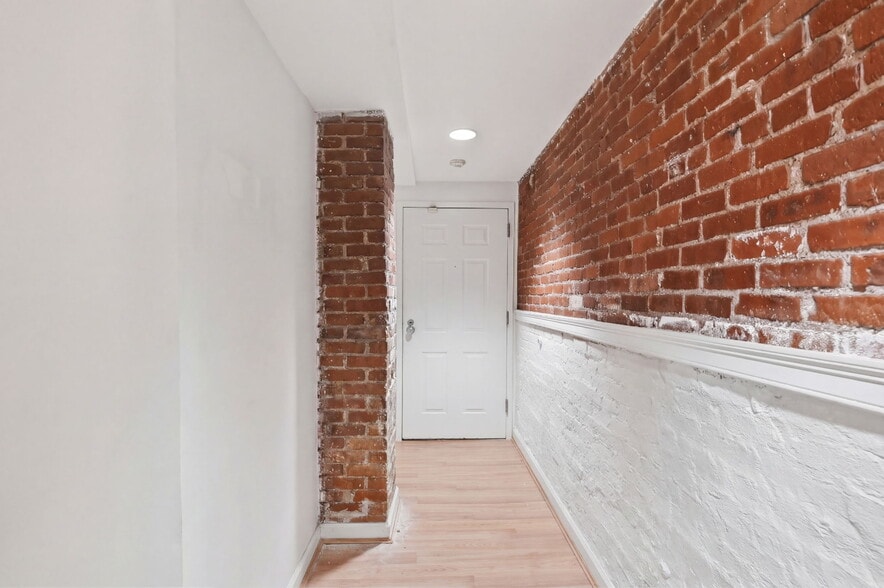 Building Photo - 102 Gainsborough St