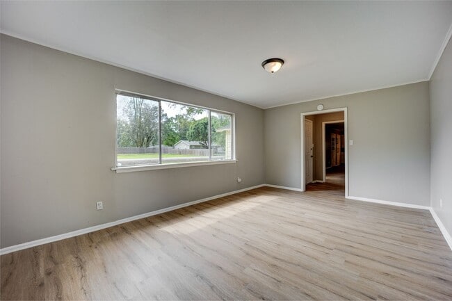 Building Photo - FREE MONTH RENT! Freshly Updated 3 Bedroom House