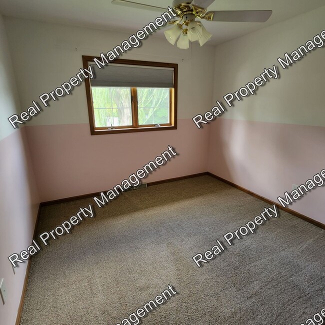 Building Photo - Well Maintained Schererville Tri-Level