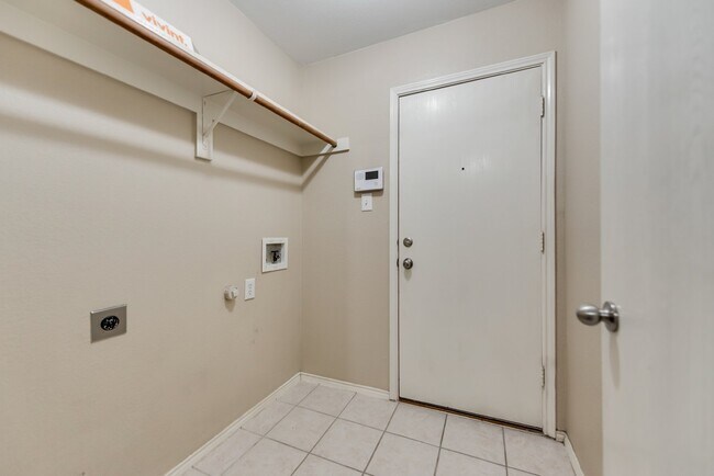 Building Photo - Updated 3-2-2 Ranch in McKamy Evers (North Denton)