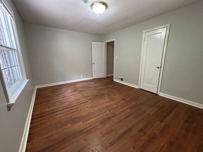 Building Photo - 2 Bed, 1.5 Bath Home with Basement and Sunroom