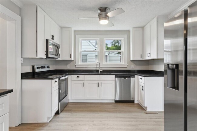 Building Photo - 4BR Historic Yorktown Home | Updated Kitchen & Baths | Near Yorktown Beach
