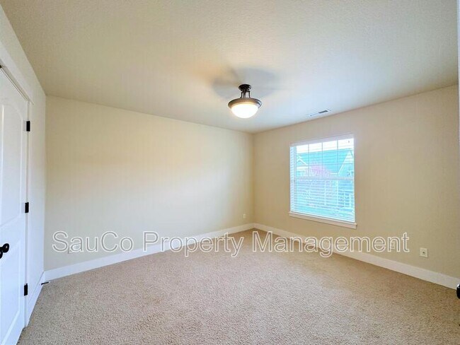 Building Photo - 727 NE 65th Ct