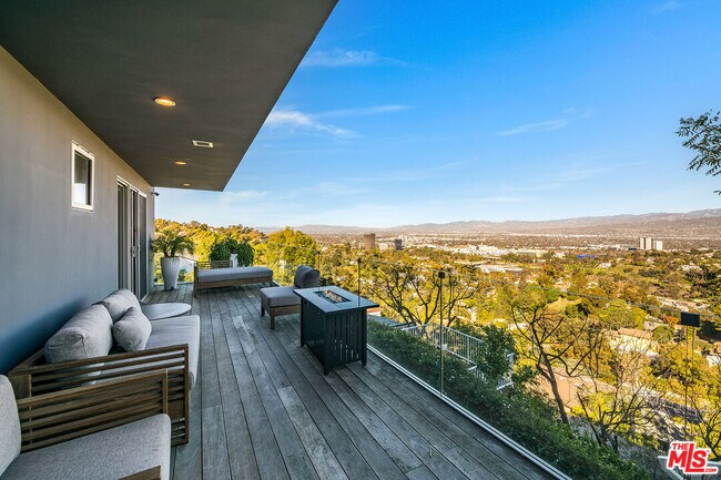 Building Photo - 7191 Pacific View Dr