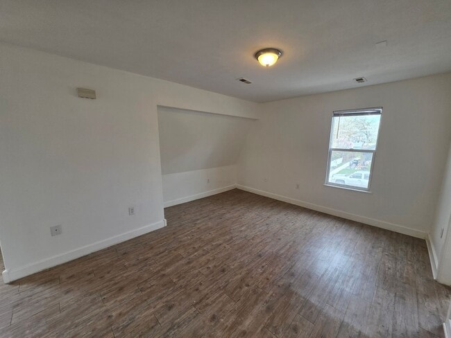 Building Photo - 613 W Knox Ave