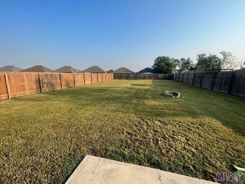 Building Photo - 2410 Hebert Dr