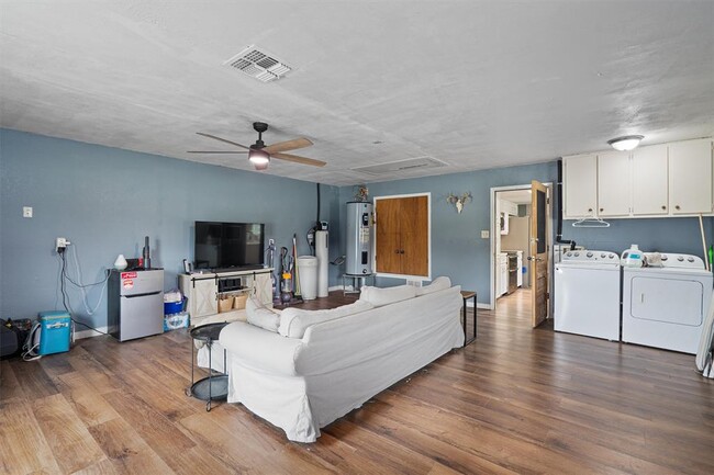 Building Photo - 203 Serenada Dr