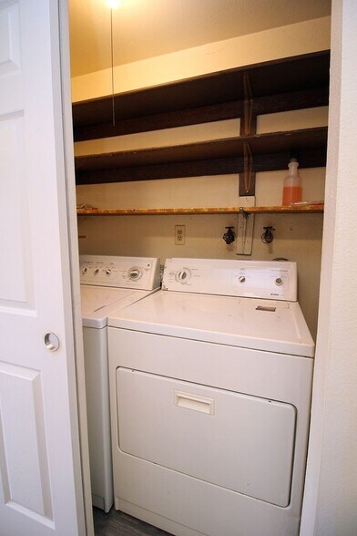 Building Photo - 8924-8934 SE Ellis St