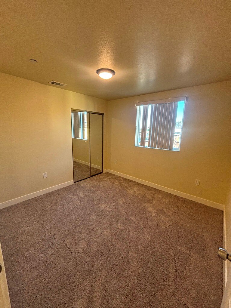 Building Photo - 213 W 82nd St