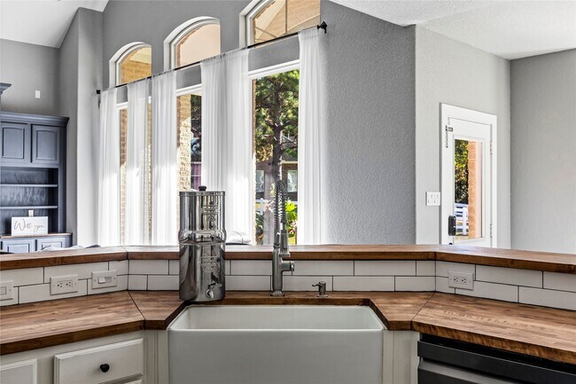 Building Photo - 11601 King George Ct