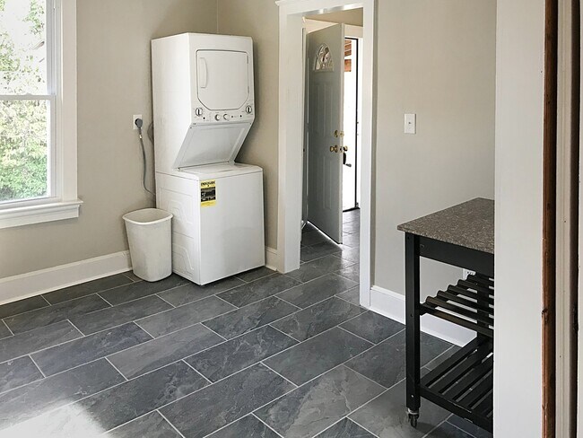 Building Photo - 404 W 27th St