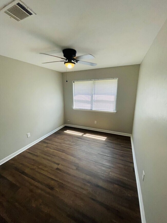 Building Photo - Spacious Duplex just north of I10 and Monroe