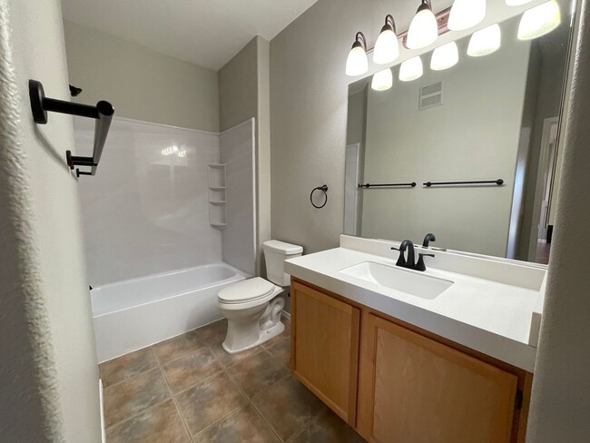 Building Photo - 2 bedroom upgraded condo in Silverado Ranch