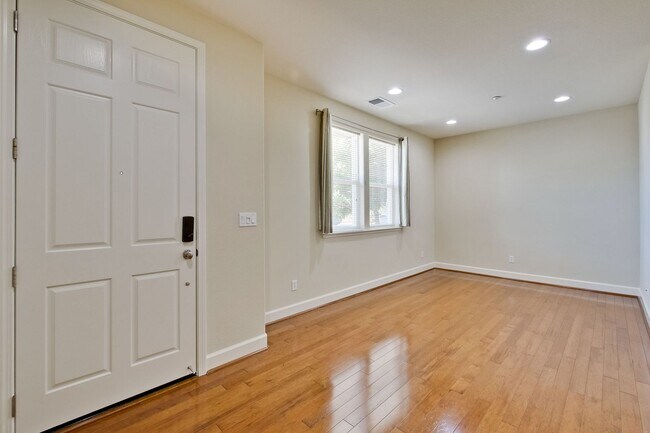 Building Photo - Excellent 4 Bed 2.5 Bath Town Home!