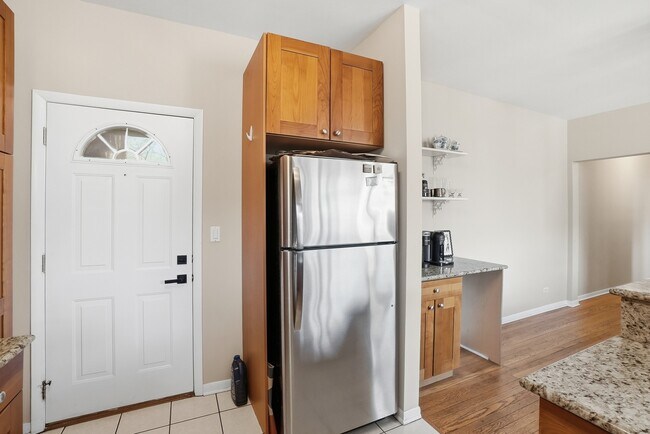 Building Photo - 7657 N Greenview Ave