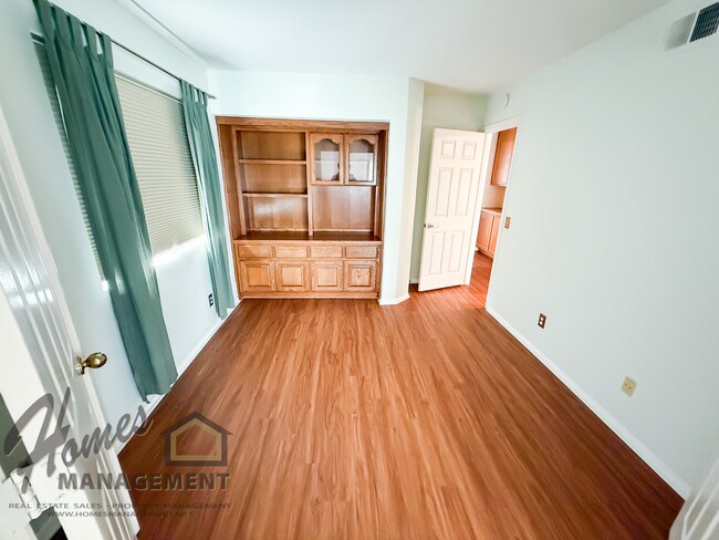 Building Photo - 593 Silver Shadow Dr
