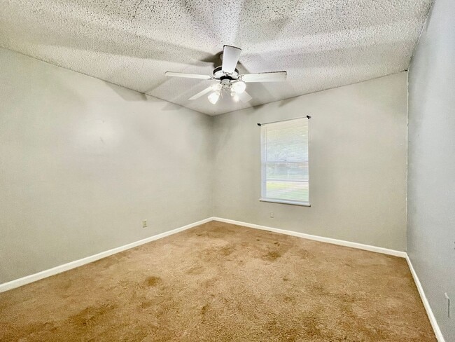 Building Photo - Spacious 4 Bedroom Home with multiple livi...