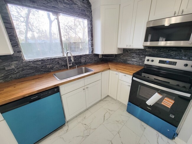 Building Photo - 2024 Stones throw Dr