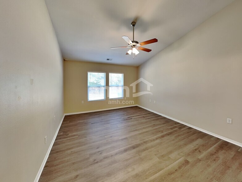 Building Photo - 10916 Thousand Oaks Dr
