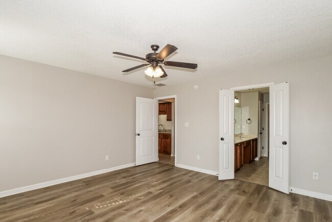 Building Photo - 40 Willow Springs Ln