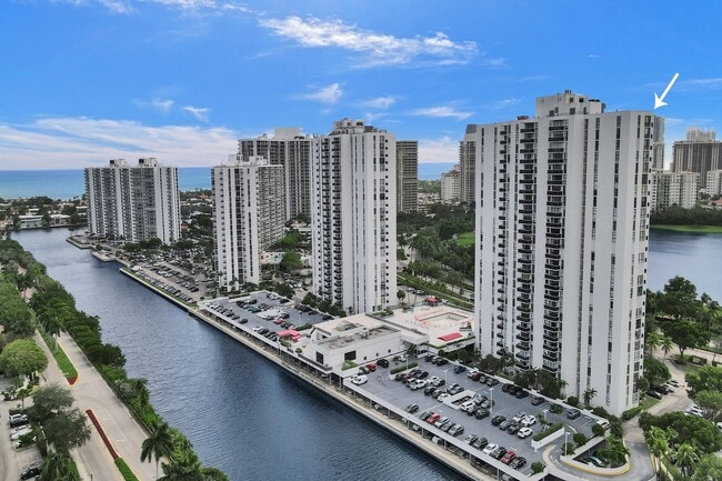 Building Photo - 3625 N Country Club Dr