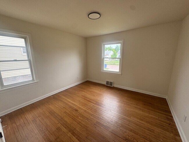 Building Photo - Charming 3-Bedroom Property in Prime Location