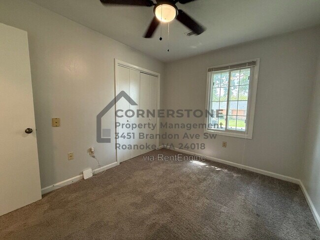 Building Photo - 1103 Lakeview Pl