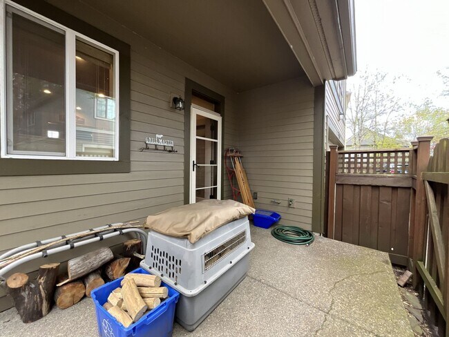 Building Photo - Charming 3 Bedroom Villebois Home with Loft, A/C, Designer Finishes and Community Pool!