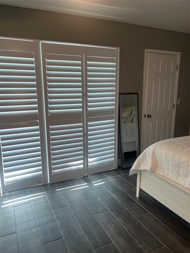 Building Photo - 2113 NE 44th St