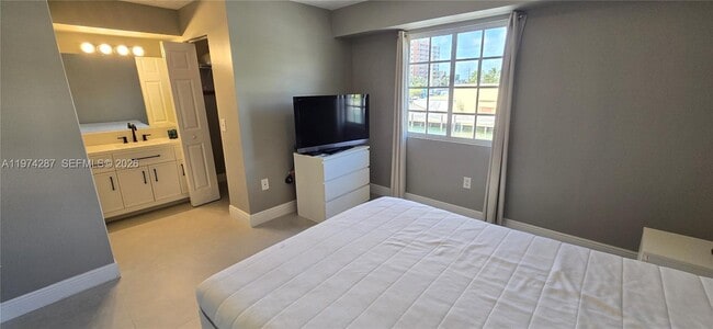 Building Photo - 2945 NE 185th St