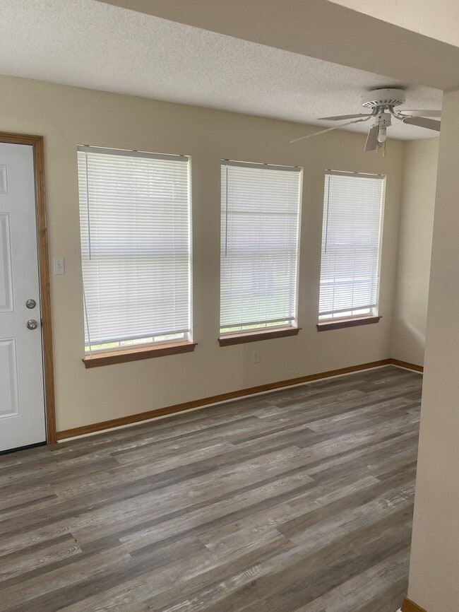 Building Photo - 852 Stonegate Ct