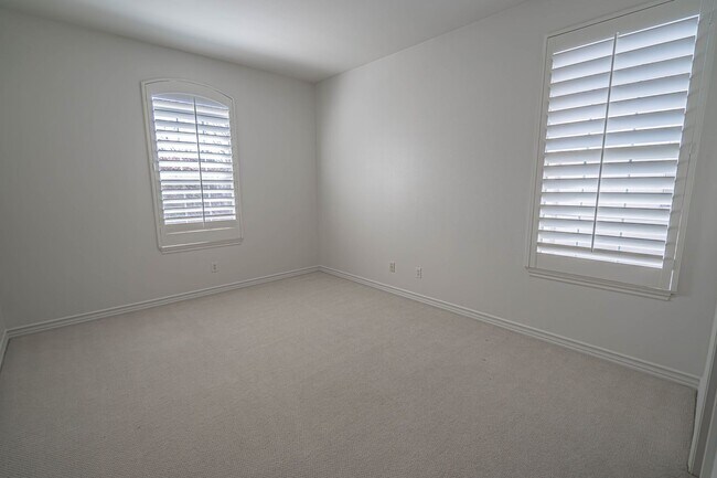 Building Photo - 4 Bedroom Home for Rent on the Lake at Bridgeport!