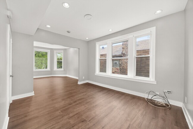 Building Photo - 6813 S St Lawrence Ave