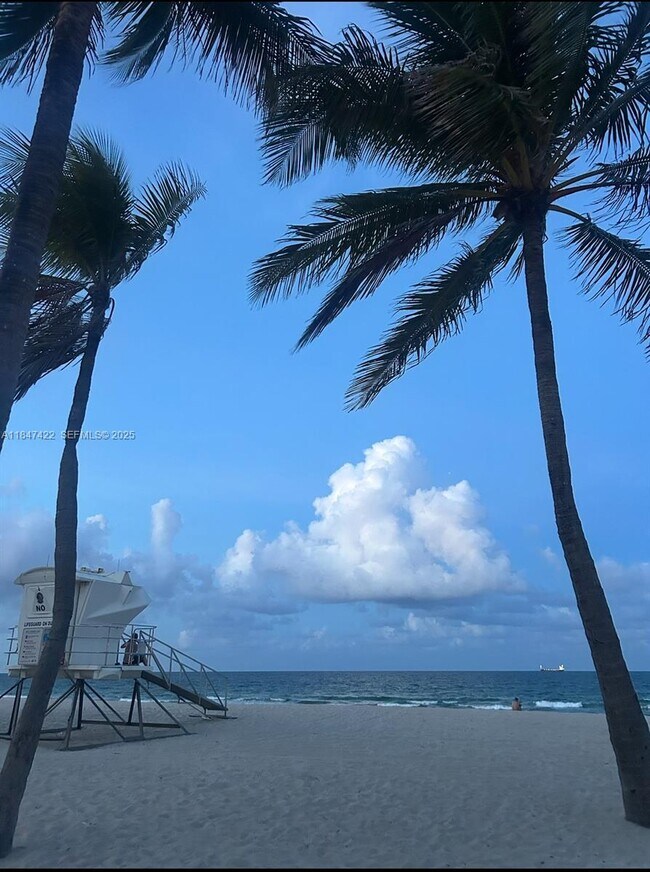 Building Photo - 2400 NE 9th St