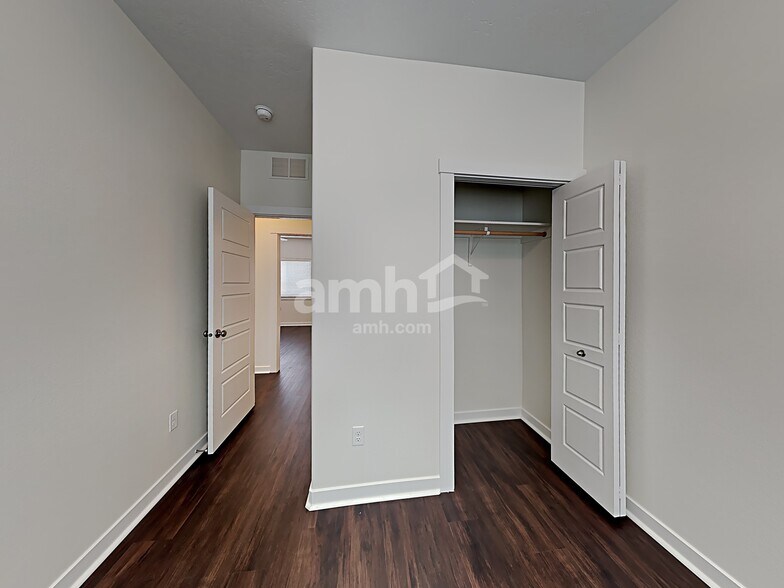 Building Photo - 6050 N Seacliff Ave