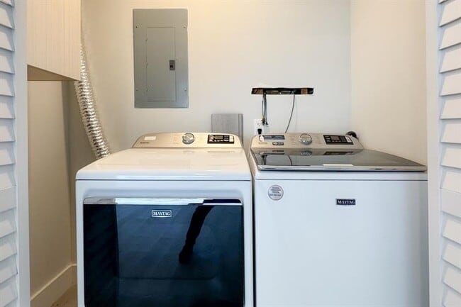 Building Photo - 1641 NE 5th Ct