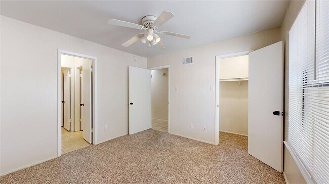 Building Photo - 301 Manuel Dr