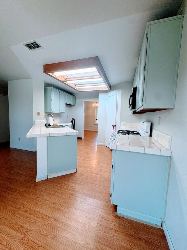 Building Photo - Welcome to this stunning 3-bedroom, 2.5-ba...