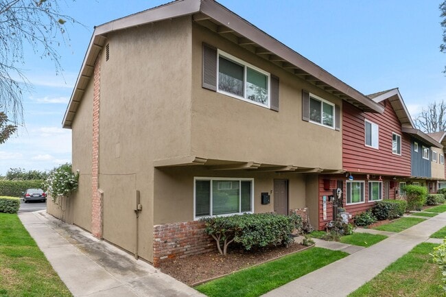 Building Photo - updated and unique 3 bedroom