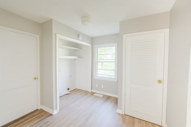 Building Photo - 1/2 OFF 1st Month's Rent!!