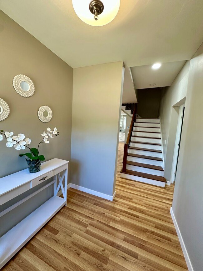 Building Photo - Beautiful 3 bedroom 3 bath Two Story House