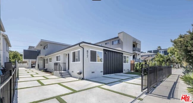 Building Photo - 817 N Kingsley Dr
