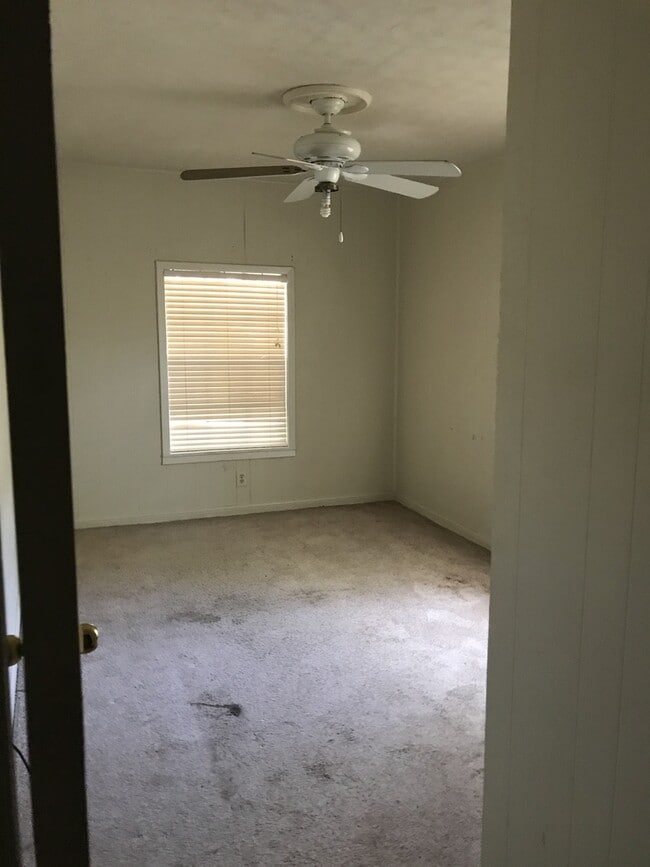 Building Photo - Beautiful Home! Perfect location